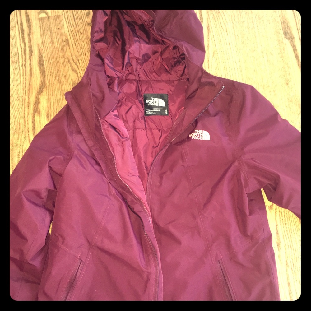 Women’s Northface burgundy jacket